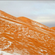 Imagen para el artículo titulado Estas espectaculares fotos del desierto del Sahara nevado son auténticas. No nevaba así desde 1979
